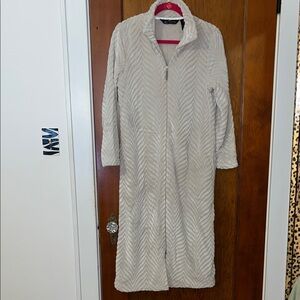 Women’s Cream Chevron Zip-Up Robe